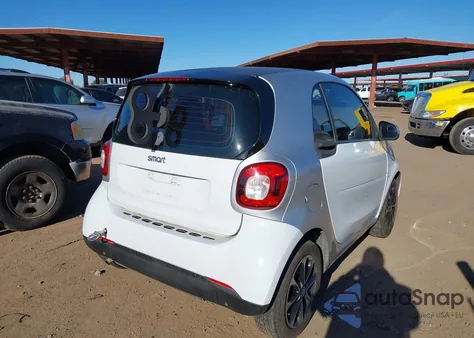 2016 Smart Fortwo Passion z USA, uszkodzony, nr VIN WMEFJ5DA8GK067999